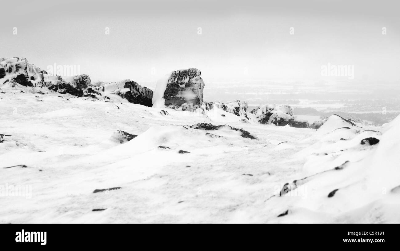 Les roches précambriennes, ancienne sur haut de Beacon Hill, Charnwood Forest, après de fortes chutes de neige. Banque D'Images