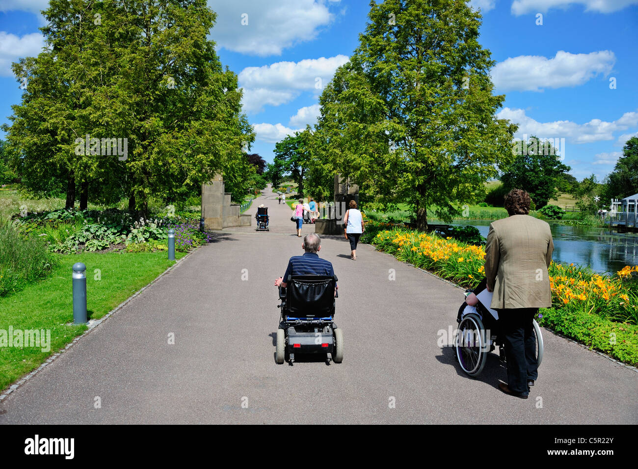 Les visiteurs handicapés pour les Jardins Botaniques Nationaux du Pays de Galles Banque D'Images