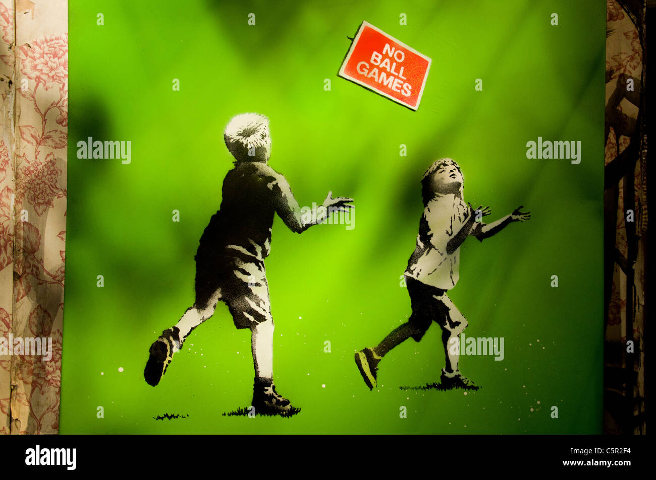 Banksy photo d'enfants jouant dans la zone avec "no ball jeux' sign, Bristol, Angleterre Banque D'Images