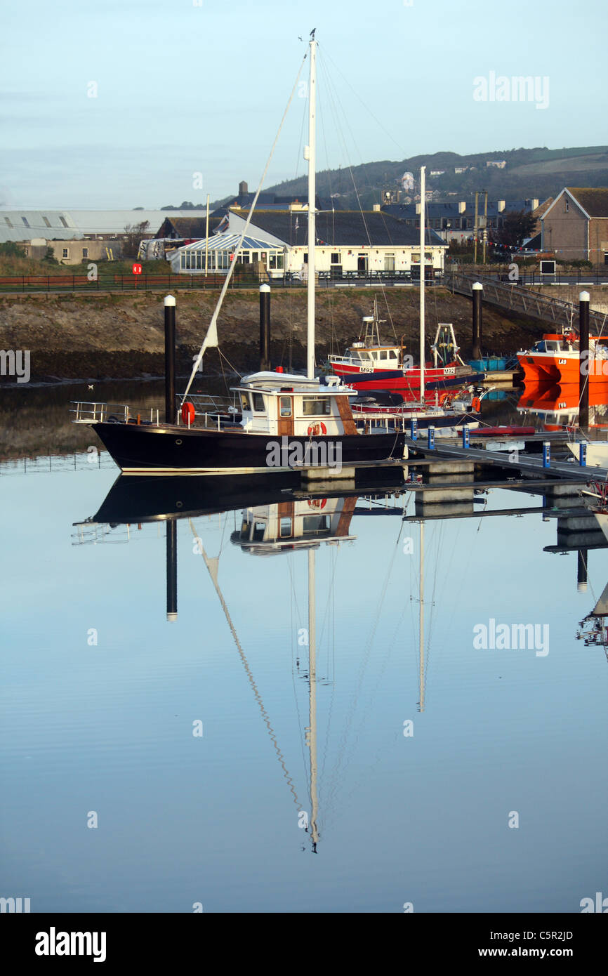 Un bateau dans un port local Banque D'Images