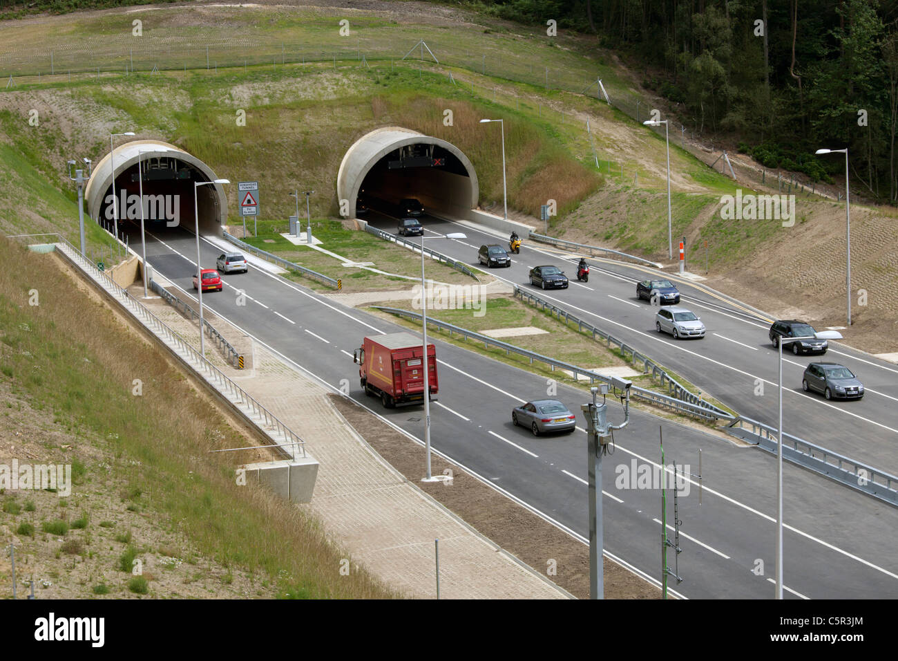 Portail sud de l'a3 tunnel hindhead montrant le trafic circulant au nord et sud Banque D'Images