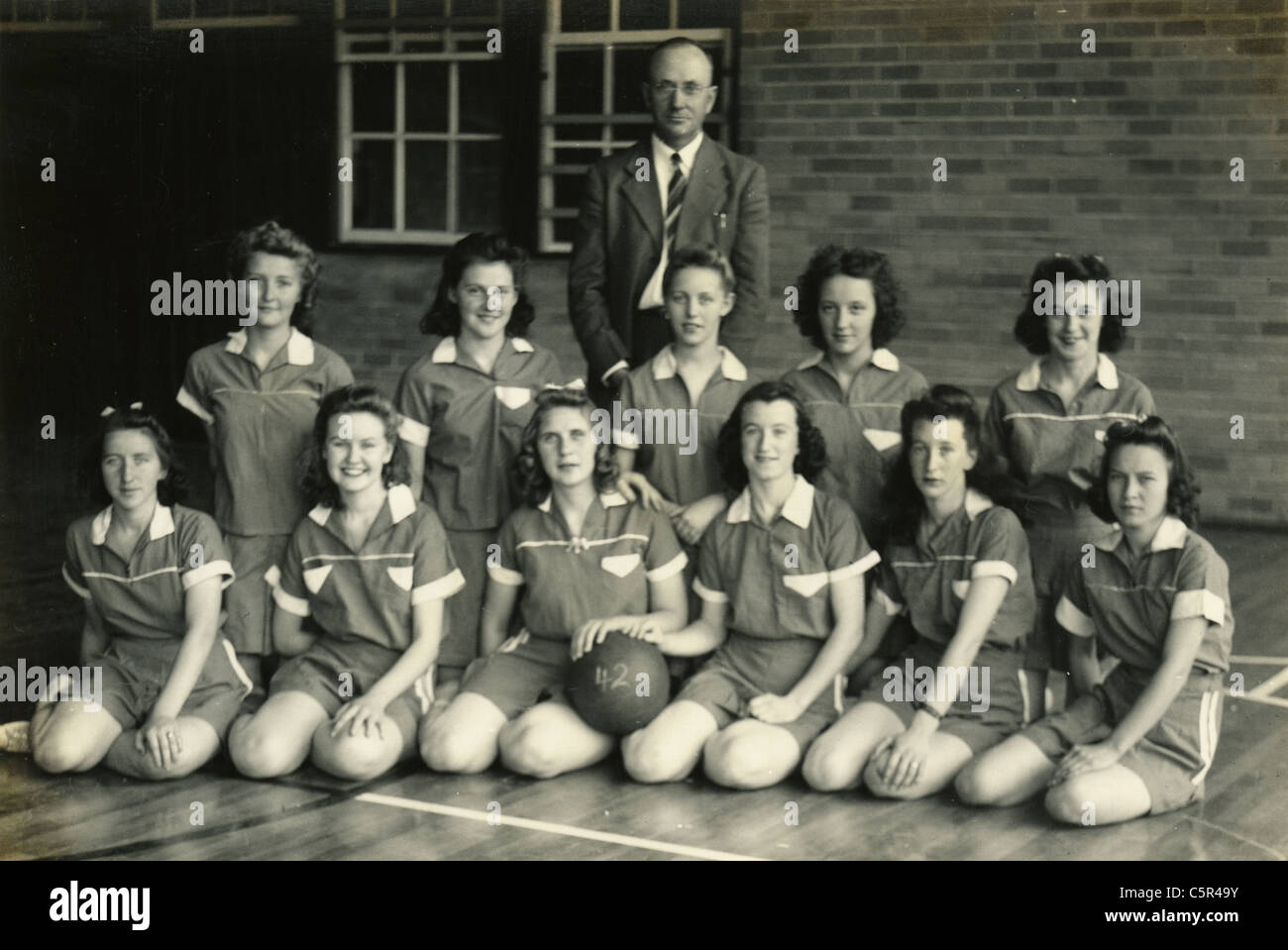 1942 girl's high school, probablement l'équipe de basket-ball de la Nouvelle Angleterre, USA. Source photo originale est un peu floue. Banque D'Images
