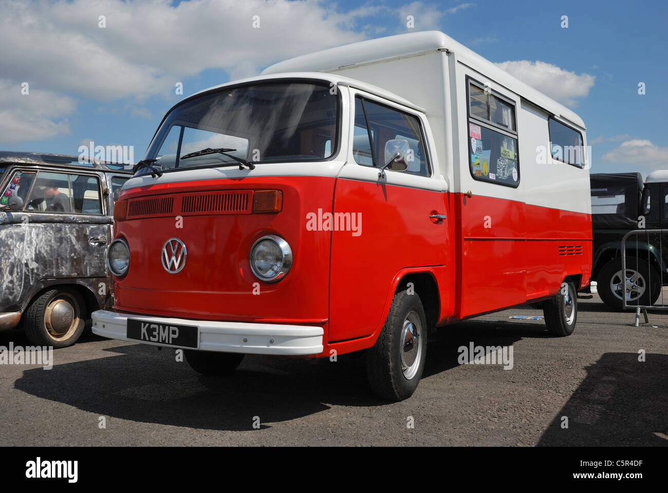 Un 'early bay' VW bus. Santa Pod, Northants, England. Banque D'Images