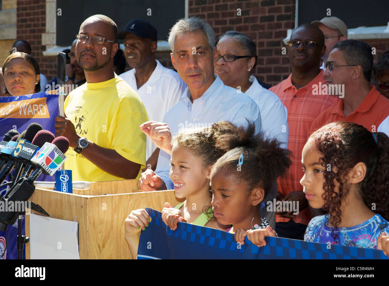 Le maire de Chicago Rahm Emanuel la parole à un rassemblement contre la violence dans le quartier de la ville de Austin. Banque D'Images