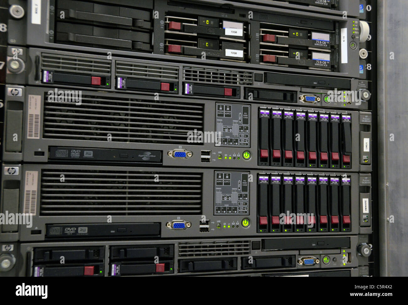 Les serveurs Dell et HP Proliant en rack armoires computer server room  Photo Stock - Alamy