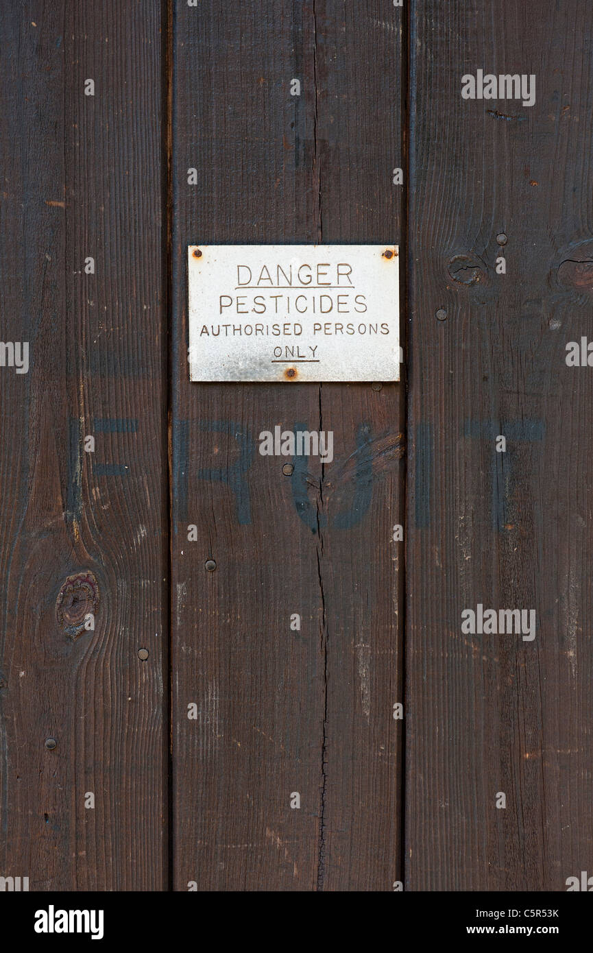 Les pesticides Danger sign on porte en bois abri de jardin Banque D'Images