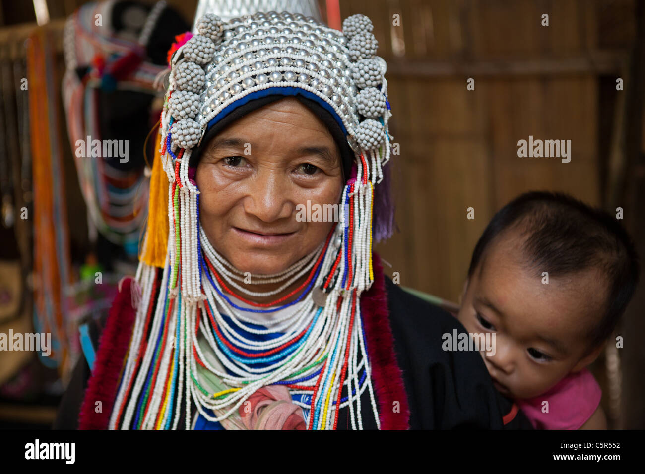 Les Akha sont une tribu de colline qui vivent dans de petits villages dans les montagnes de la Chine, le Laos, le Myanmar et la Thaïlande. Banque D'Images
