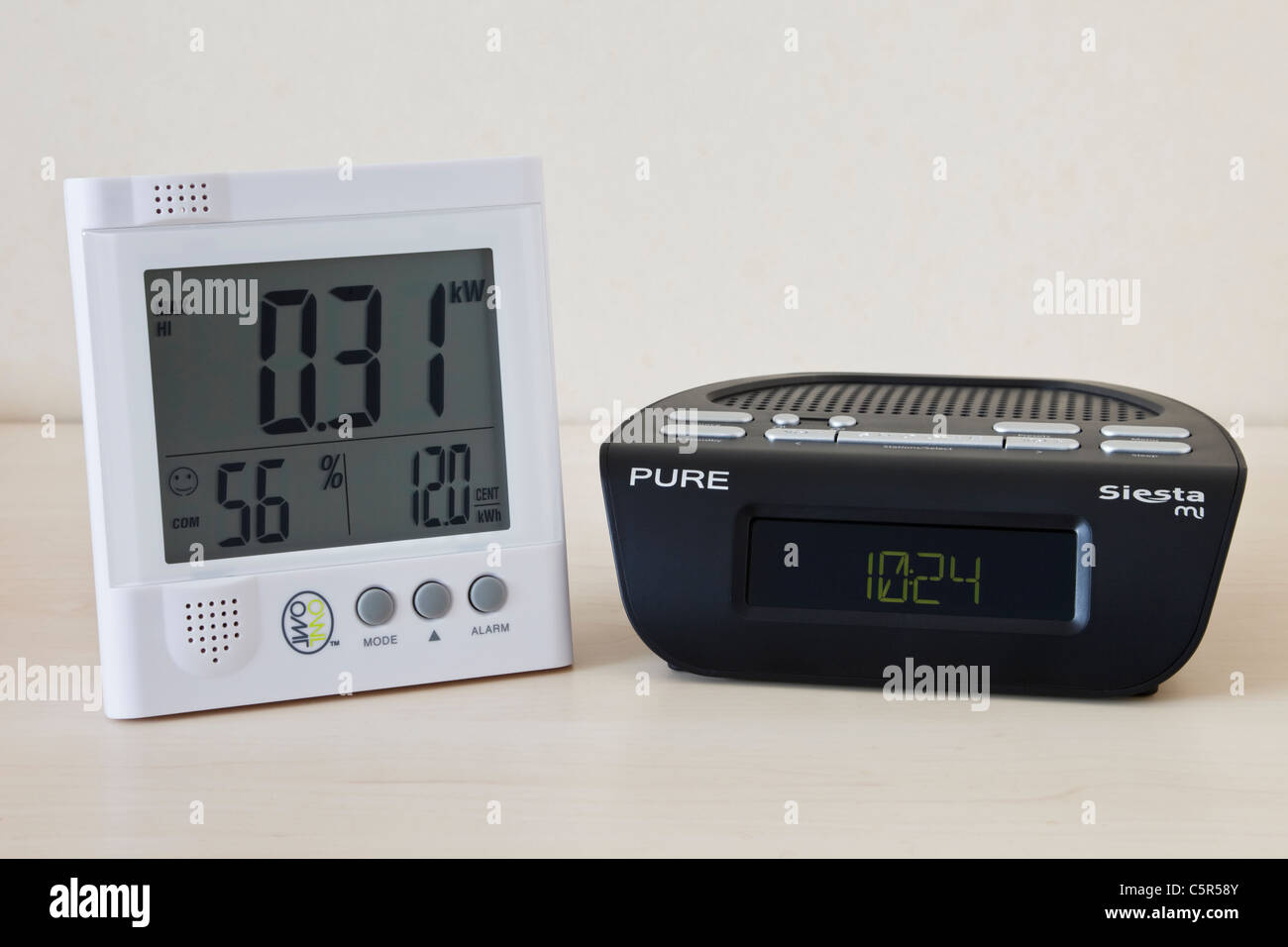 Radio-réveil numérique DAB et Owl LED moniteur sans fil électricité montrant kilowatts d'électricité utilisée dans l'accueil Banque D'Images