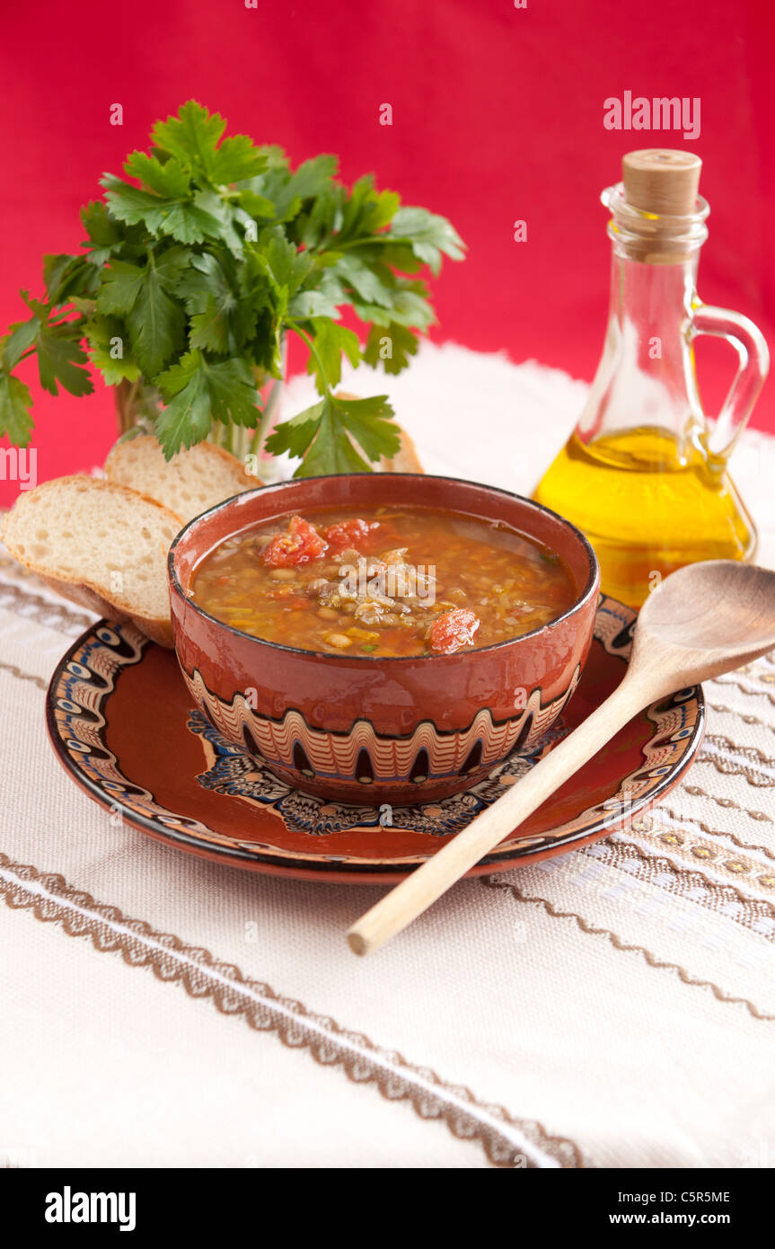 Soupe aux lentilles bulgare avec les tomates, l'oignon, l'ail, végétarien Banque D'Images