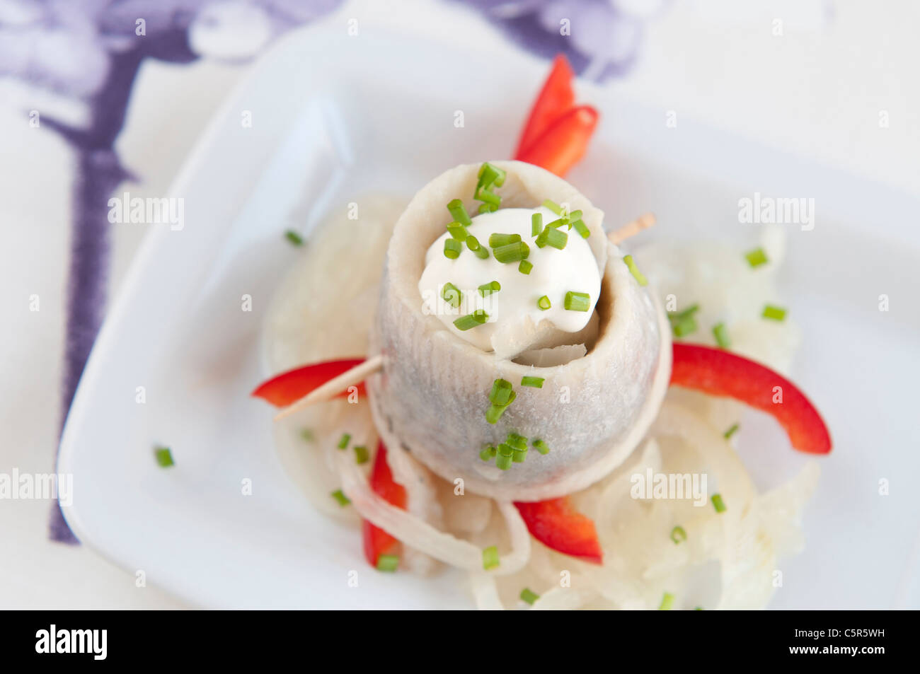 Filet de hareng mariné avec la ciboulette et l'oignon on white plate Banque D'Images