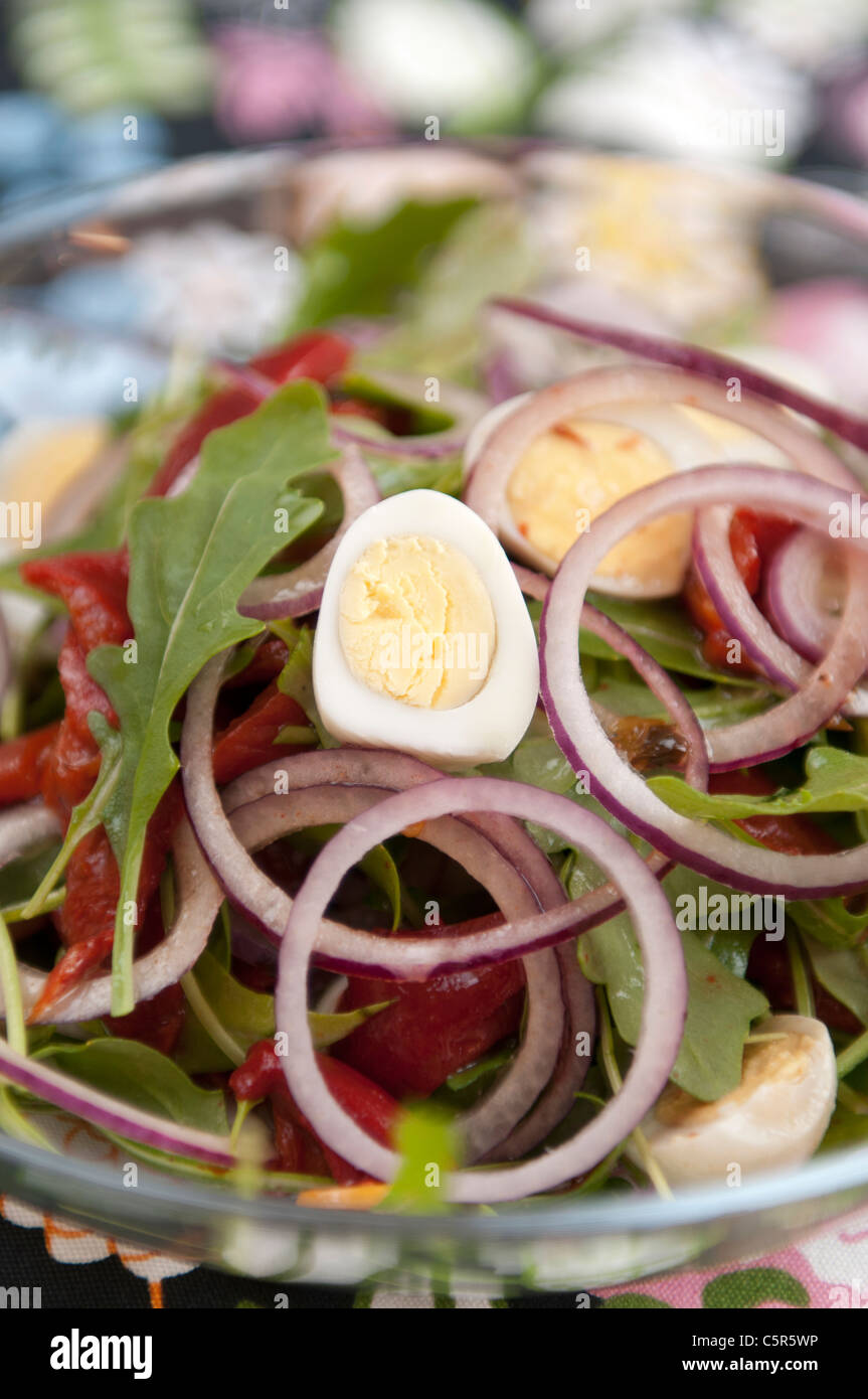 Végétariens frais salade faite de poivron, l'oignon, l'oeuf, salade de roquette Banque D'Images