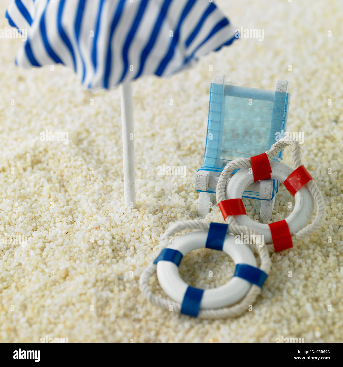 Une chaise de plage, un parasol et des tubes Banque D'Images