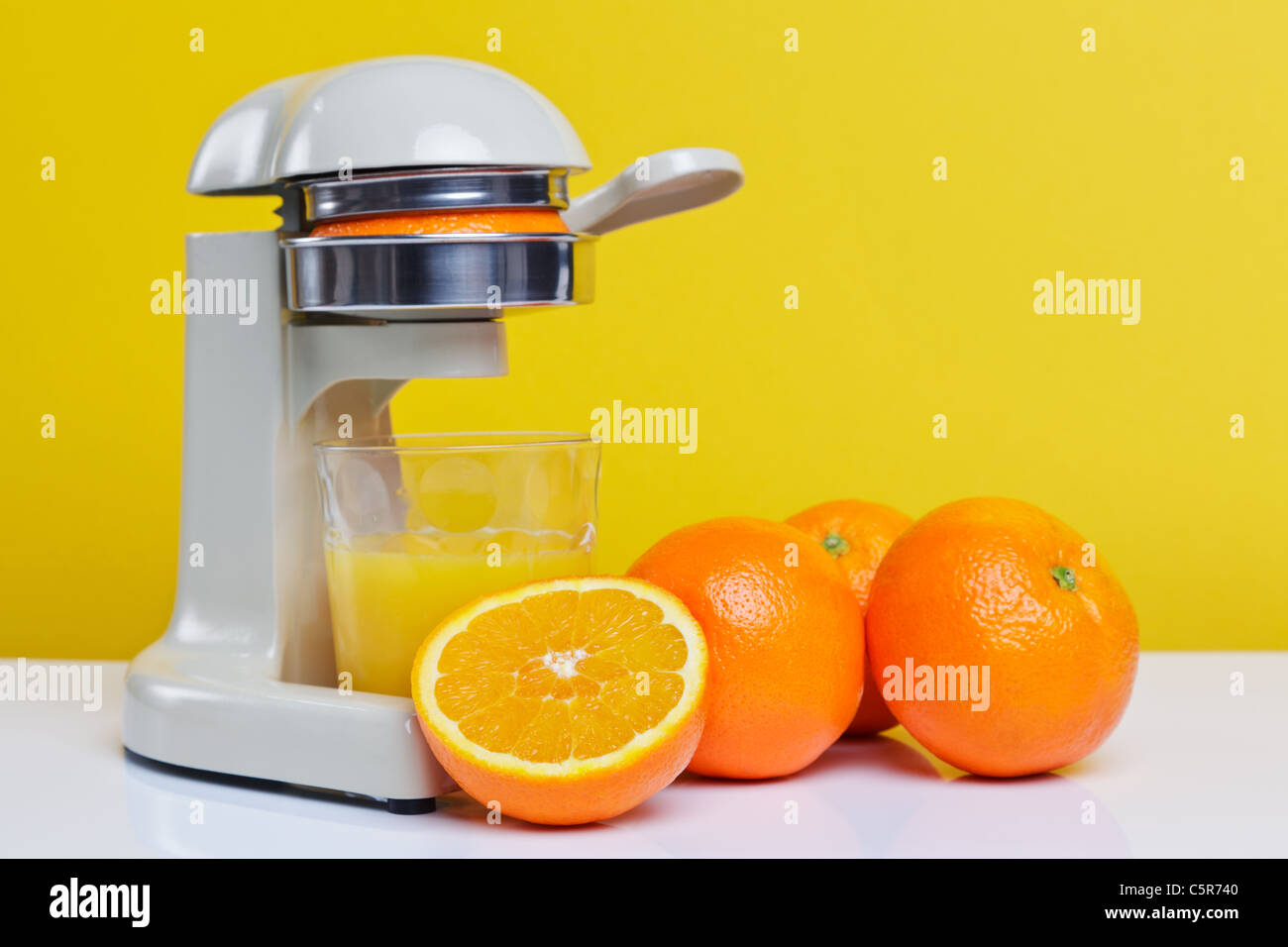 Still Life photo de jus d'orange fraîchement pressé. Banque D'Images