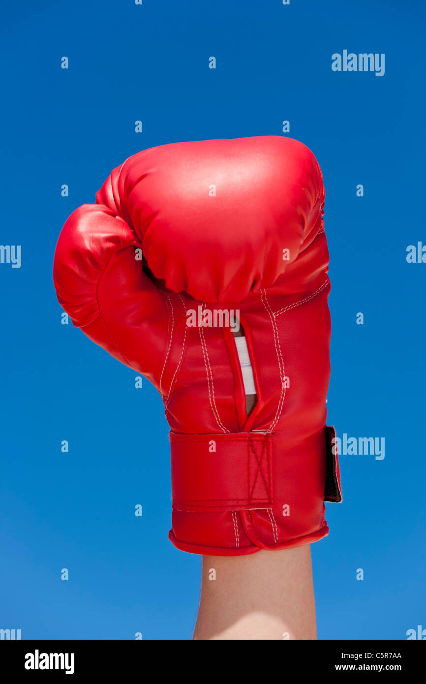 Un boxeur soulève un poing dans la célébration. Banque D'Images