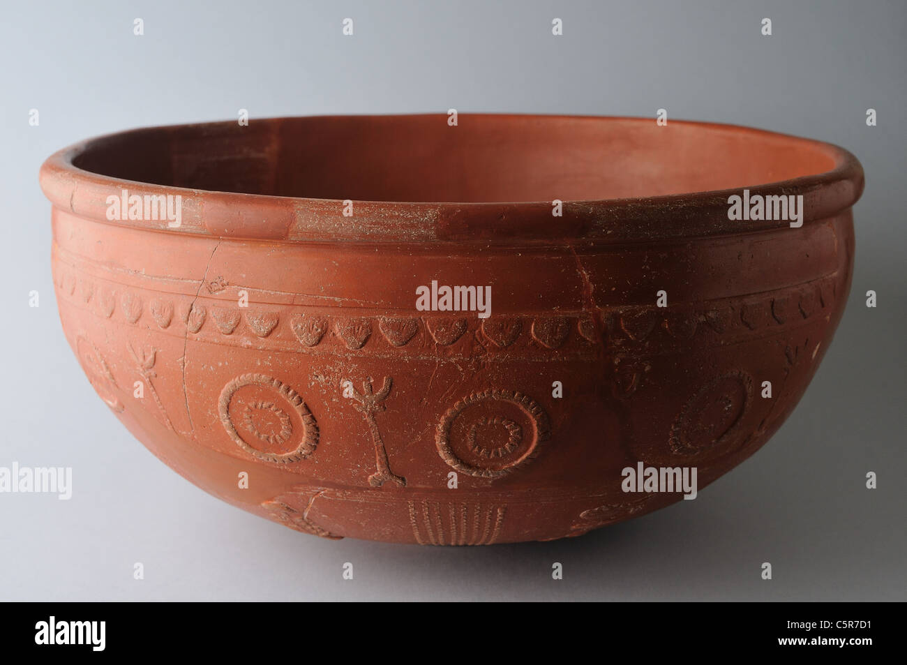 Bol en céramique ' terra sigillata Hispanic' type Faites glisser 37 : période romaine à Complutum . Espagne Banque D'Images