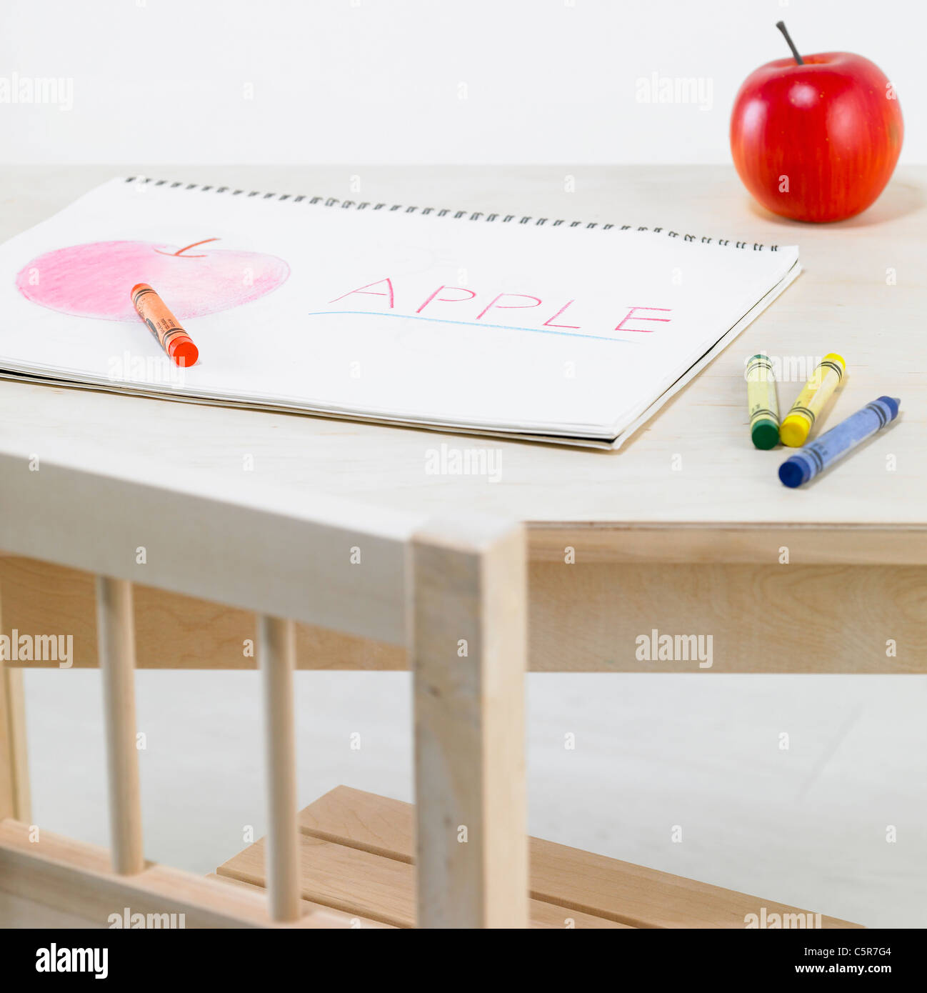 Un carnet et des crayons sur un bureau Banque D'Images