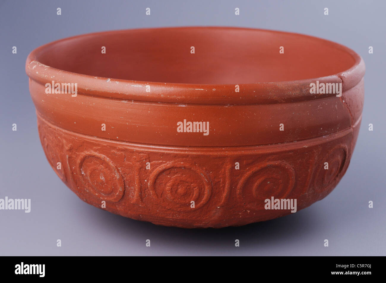 Bol en céramique ' terra sigillata Hispanic' avec décor géométrique en cercles concentriques. Dans la période romaine Complutum . Espagne Banque D'Images