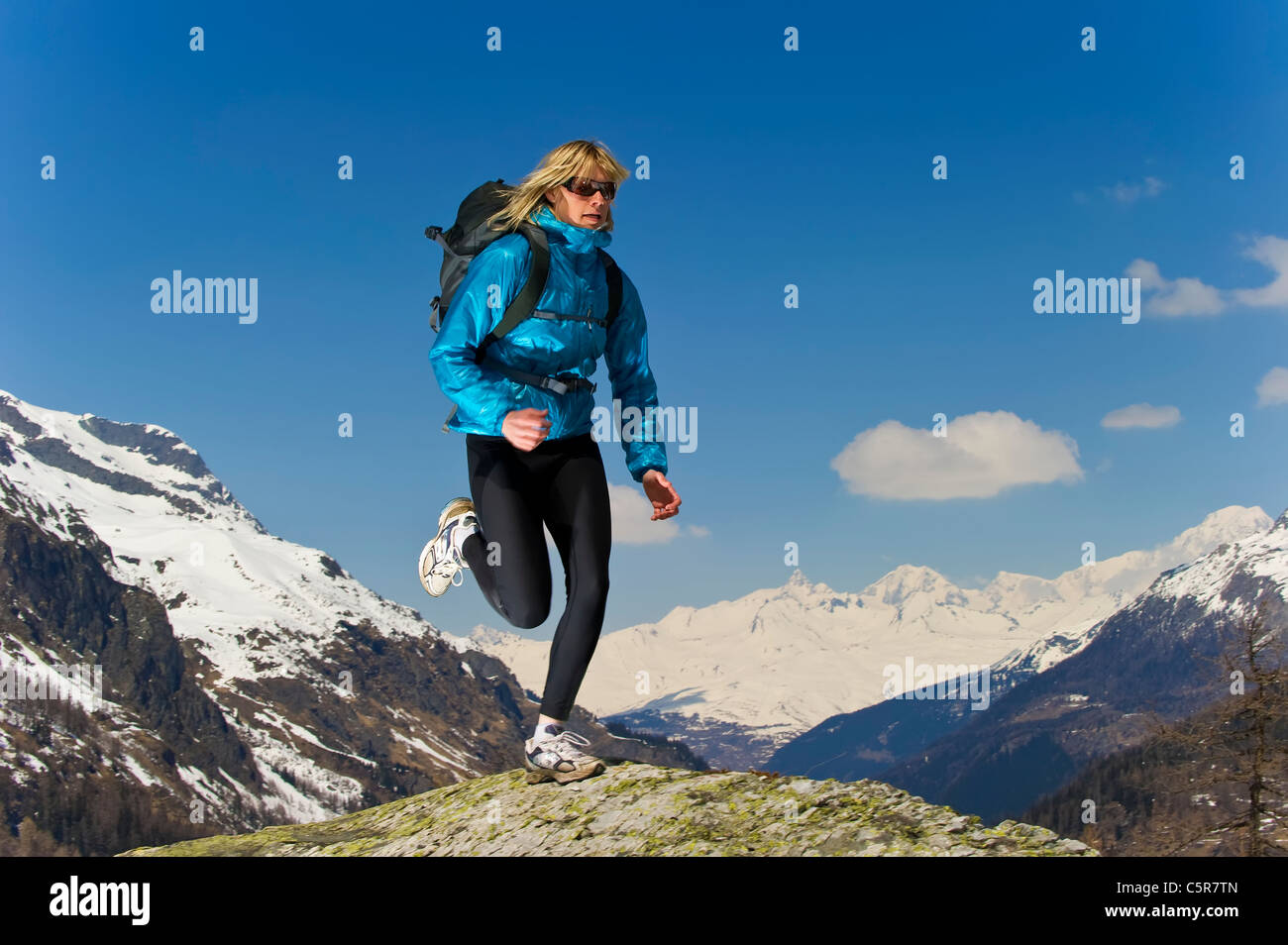 Jogging fille sur le toit du monde. Banque D'Images