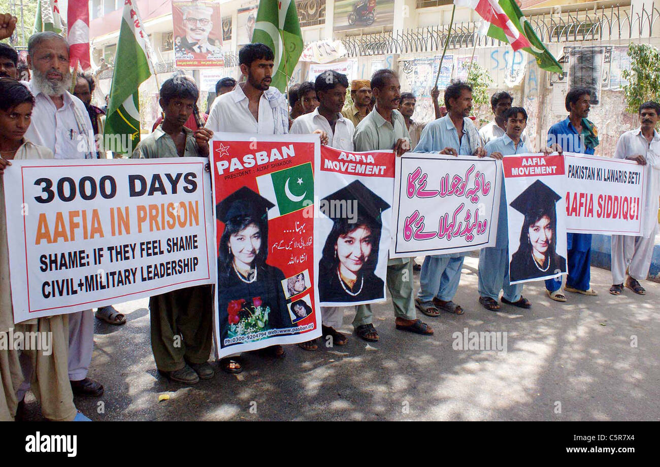 Les partisans de l'Pasban protestent pour la version de Dr.Aafia Siddiqui, lors d'une manifestation à Hyderabad press club le dimanche, Banque D'Images