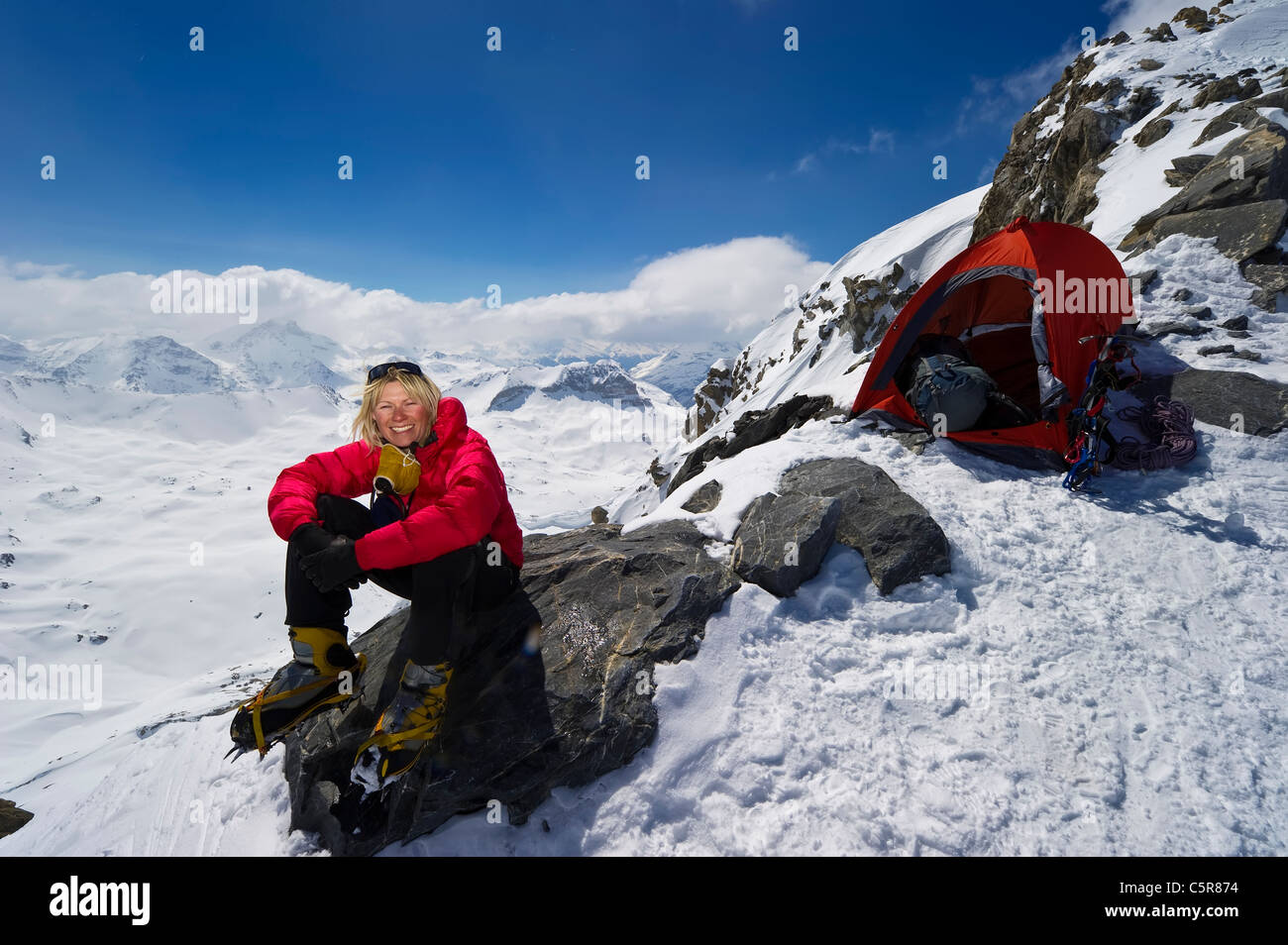 L'alpiniste de détente sur un rocher après des journées d'escalade. Banque D'Images