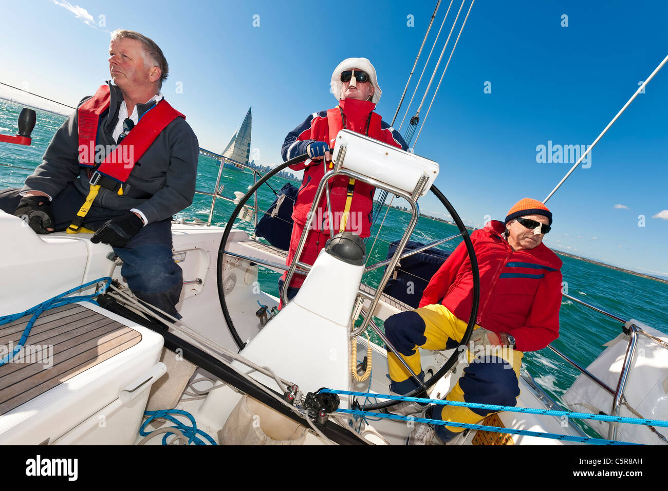 Le capitaine à la roue d'un yacht de haute mer pendant la course. Banque D'Images