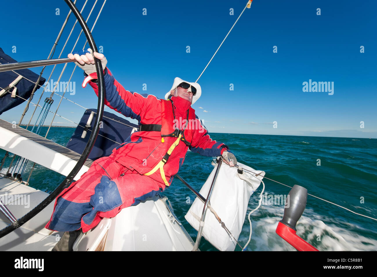 Senior Citizen capitaine à la roue de la mer à louer. Banque D'Images