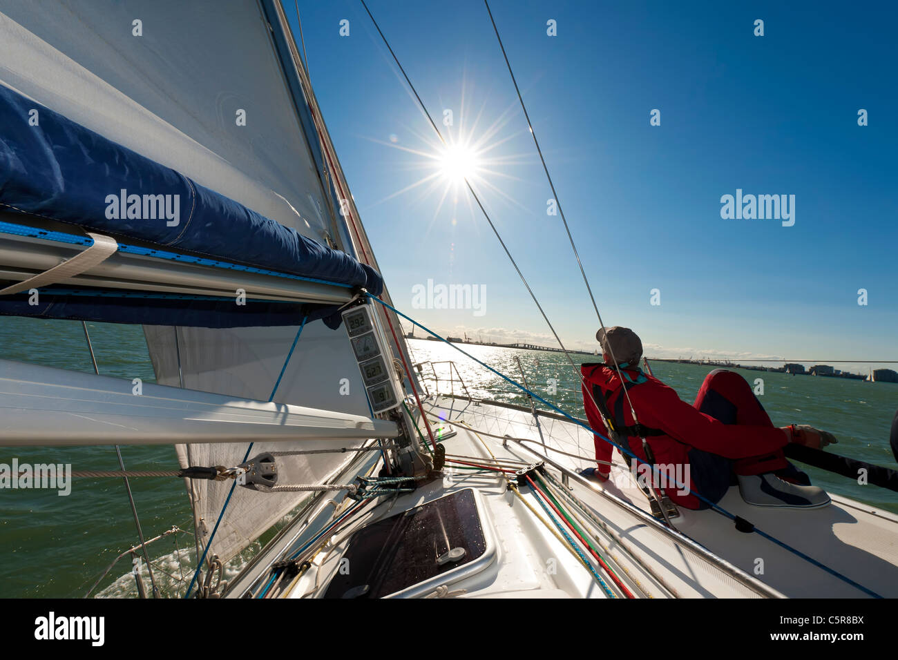 Man relaxing on yacht au soleil. Banque D'Images
