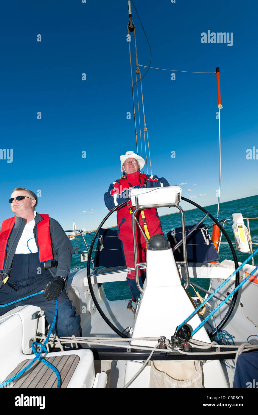Yacht de haute mer avec le capitaine à la roue. Banque D'Images