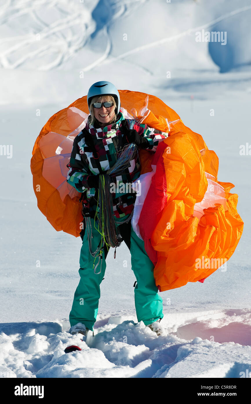 Un pilote Parapente sourit avec l'aile à l'épaule. Banque D'Images