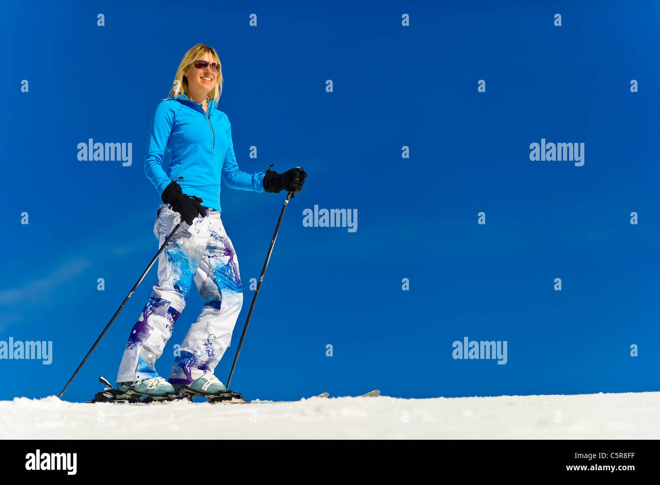 Une femme en compagnie de ses vacances de ski. Banque D'Images