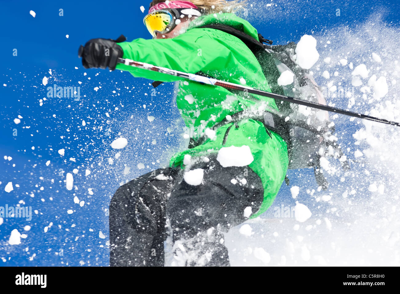 Un skieur ski hors piste à travers le disque dur la poudreuse. Banque D'Images