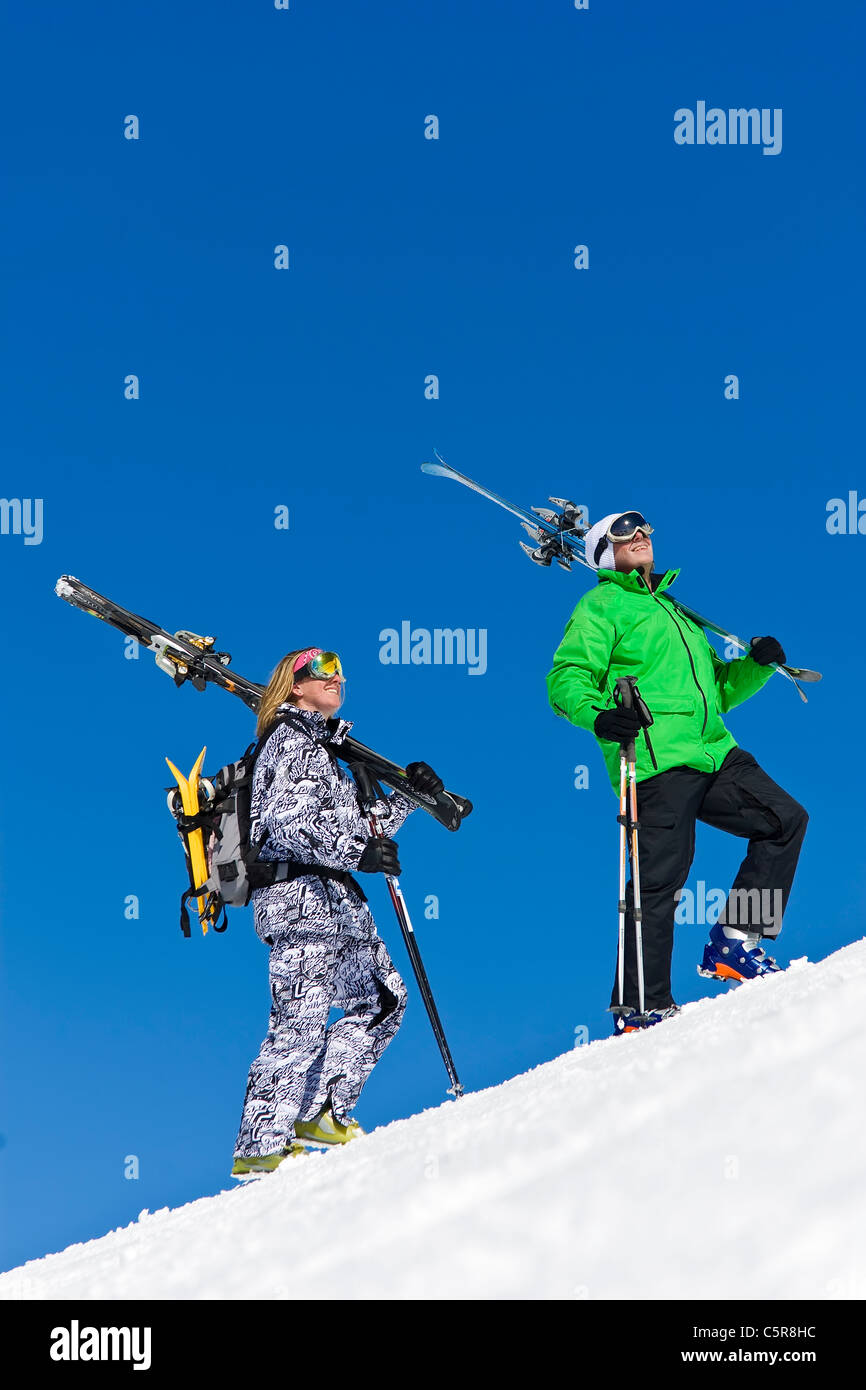 Deux skieurs s'amuser dans la neige. Banque D'Images