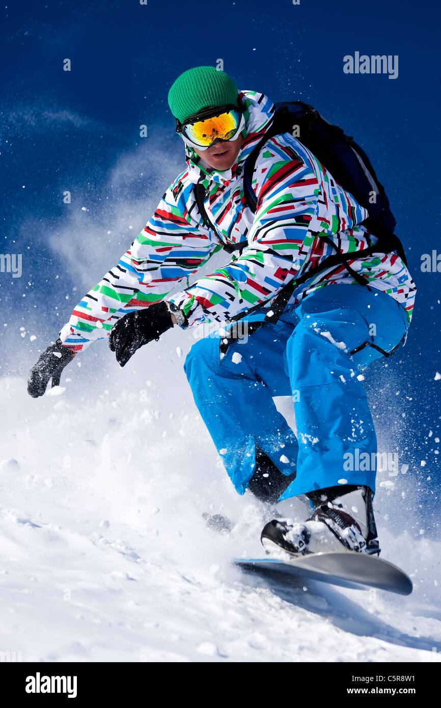 Un snowboarder rides rapide. Banque D'Images