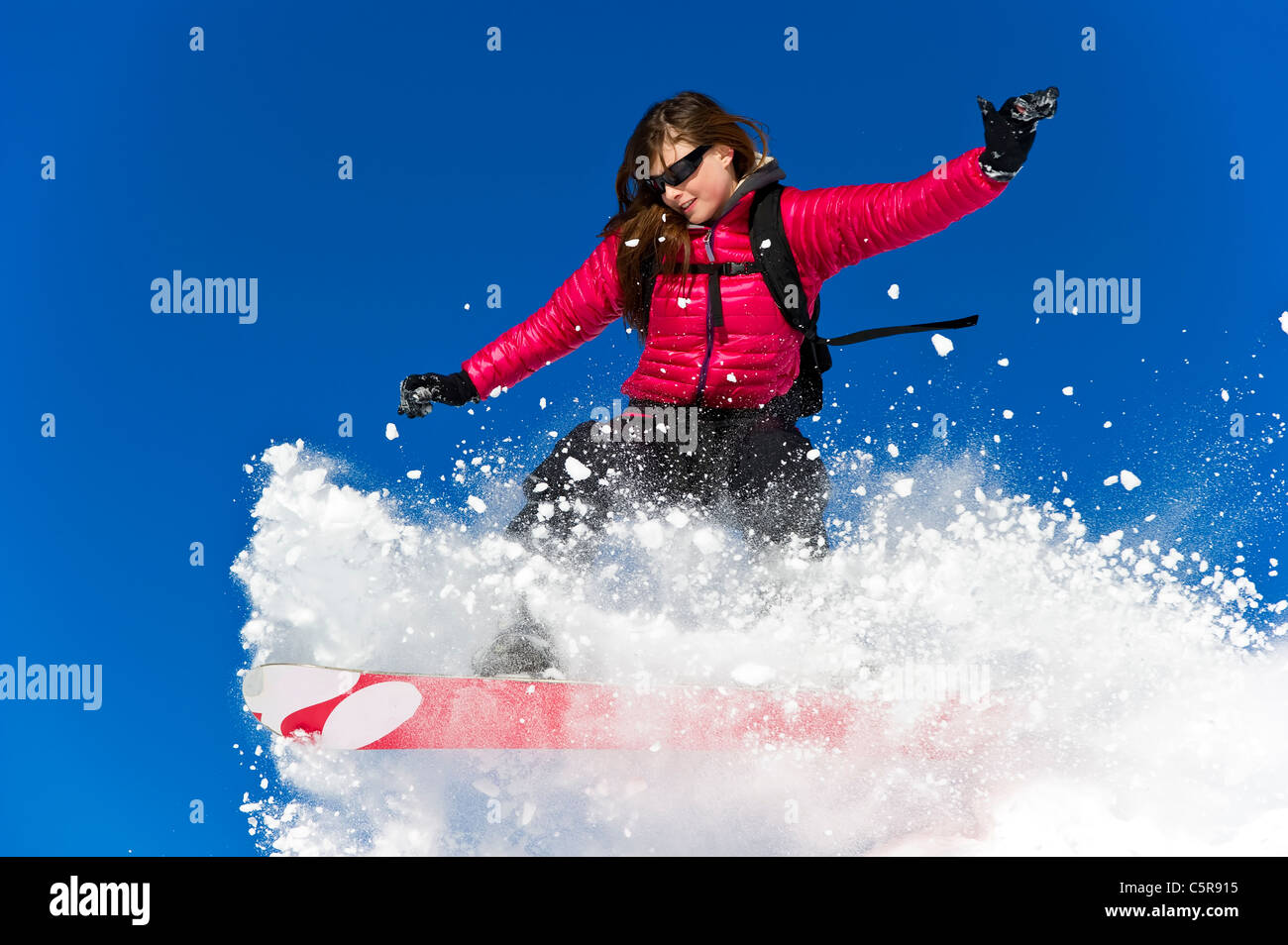 Un Snowboarder riding fresh powder snow. Banque D'Images