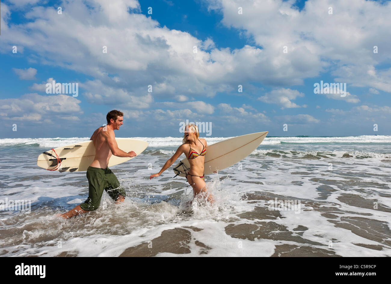 Deux surfeurs s'amuser dans les vagues. Banque D'Images