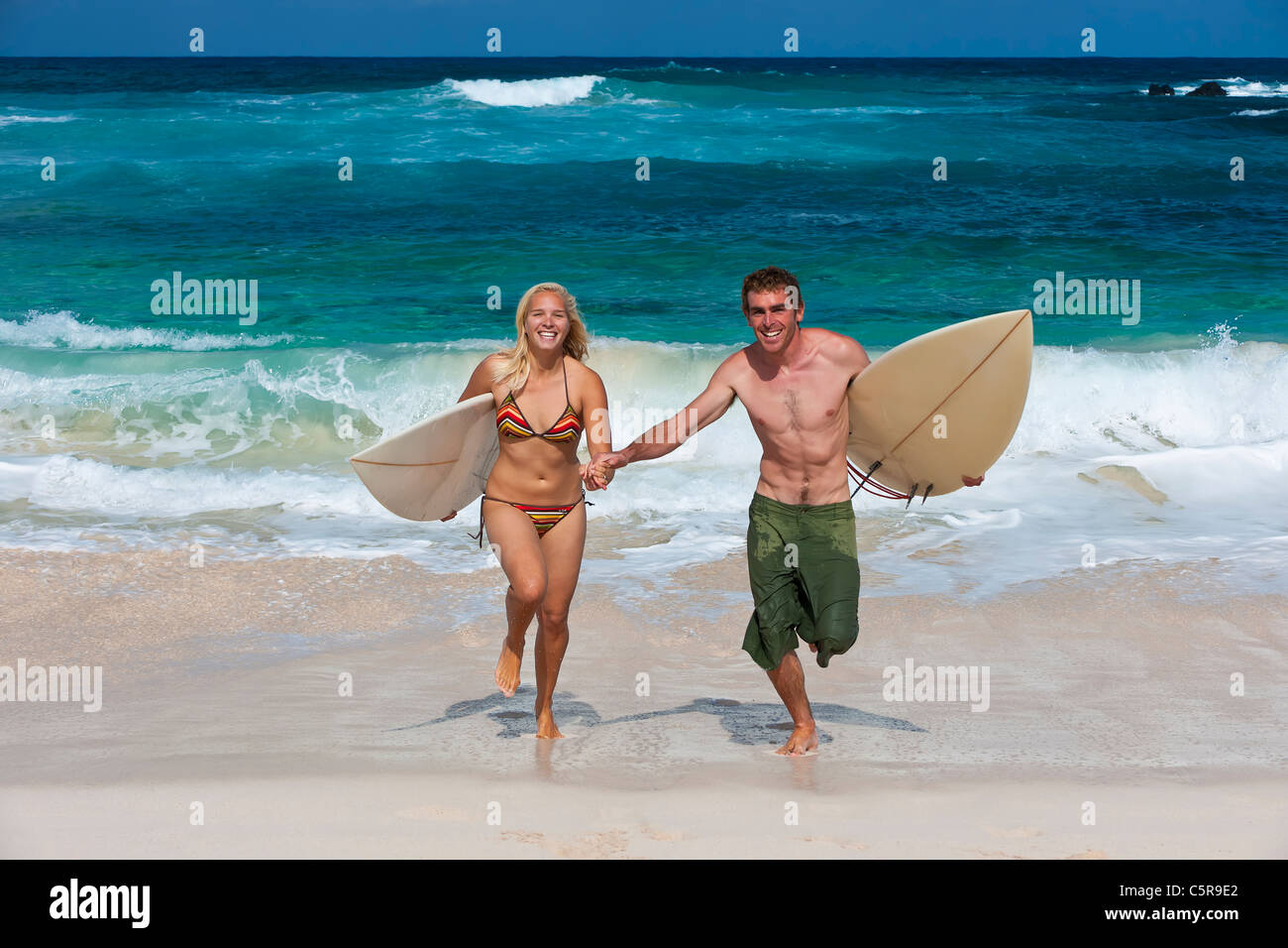 Un couple à la plage de surf de la journée. Banque D'Images