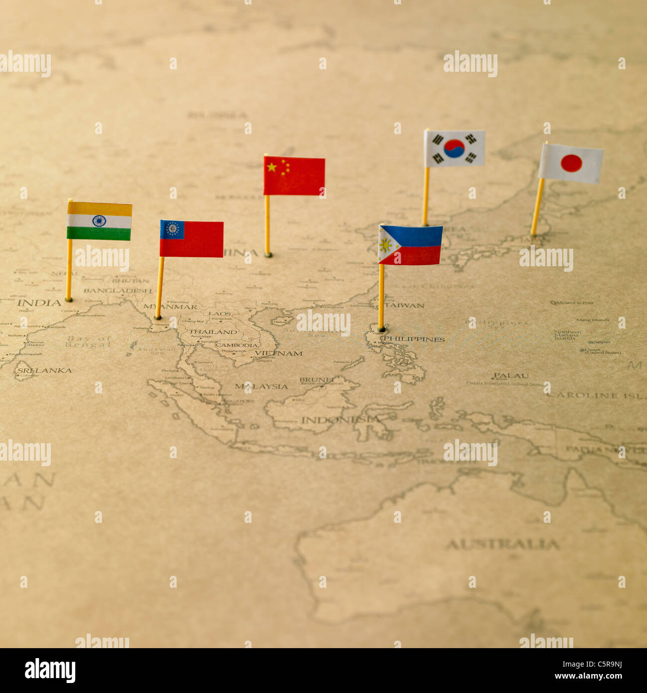 Drapeaux de différents pays sur une carte du monde Banque D'Images