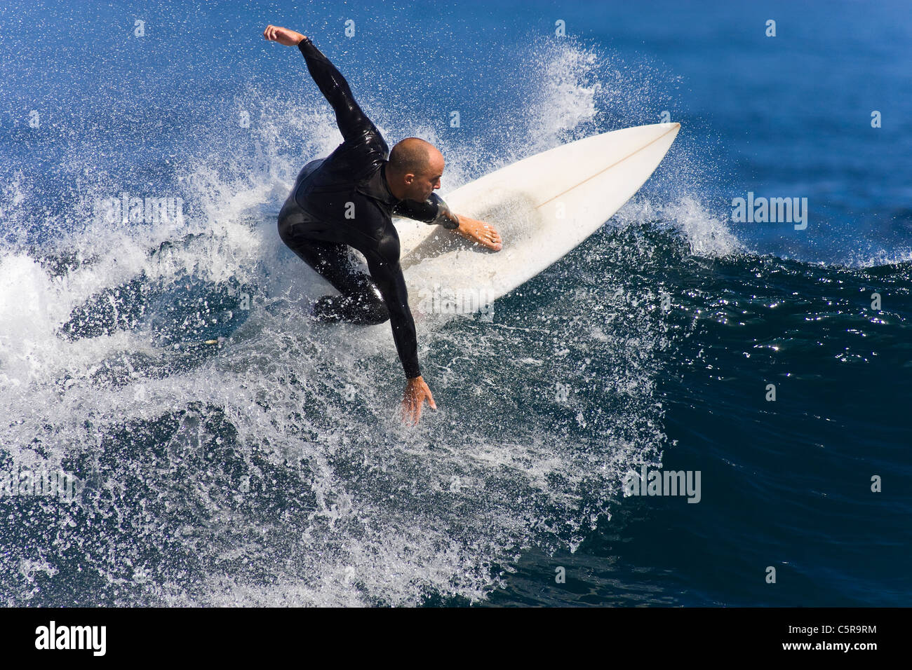 Surfer la vague sculpture équilibrée. Banque D'Images
