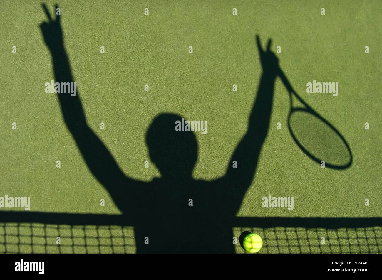 Un joueur de tennis célèbre l'être un gagnant. Banque D'Images