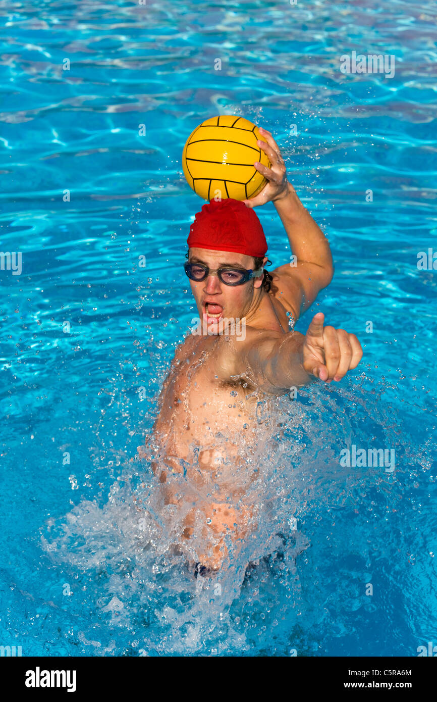 Un joueur crie à son coéquipier avant de passer balle. Banque D'Images