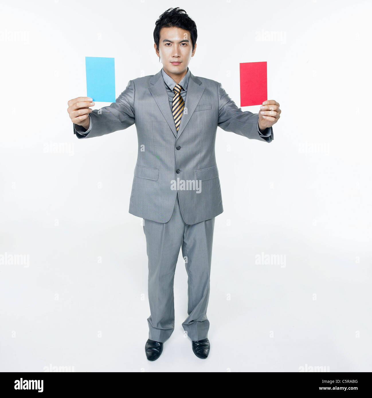 Un homme tenant une carte rouge et une carte bleu Banque D'Images