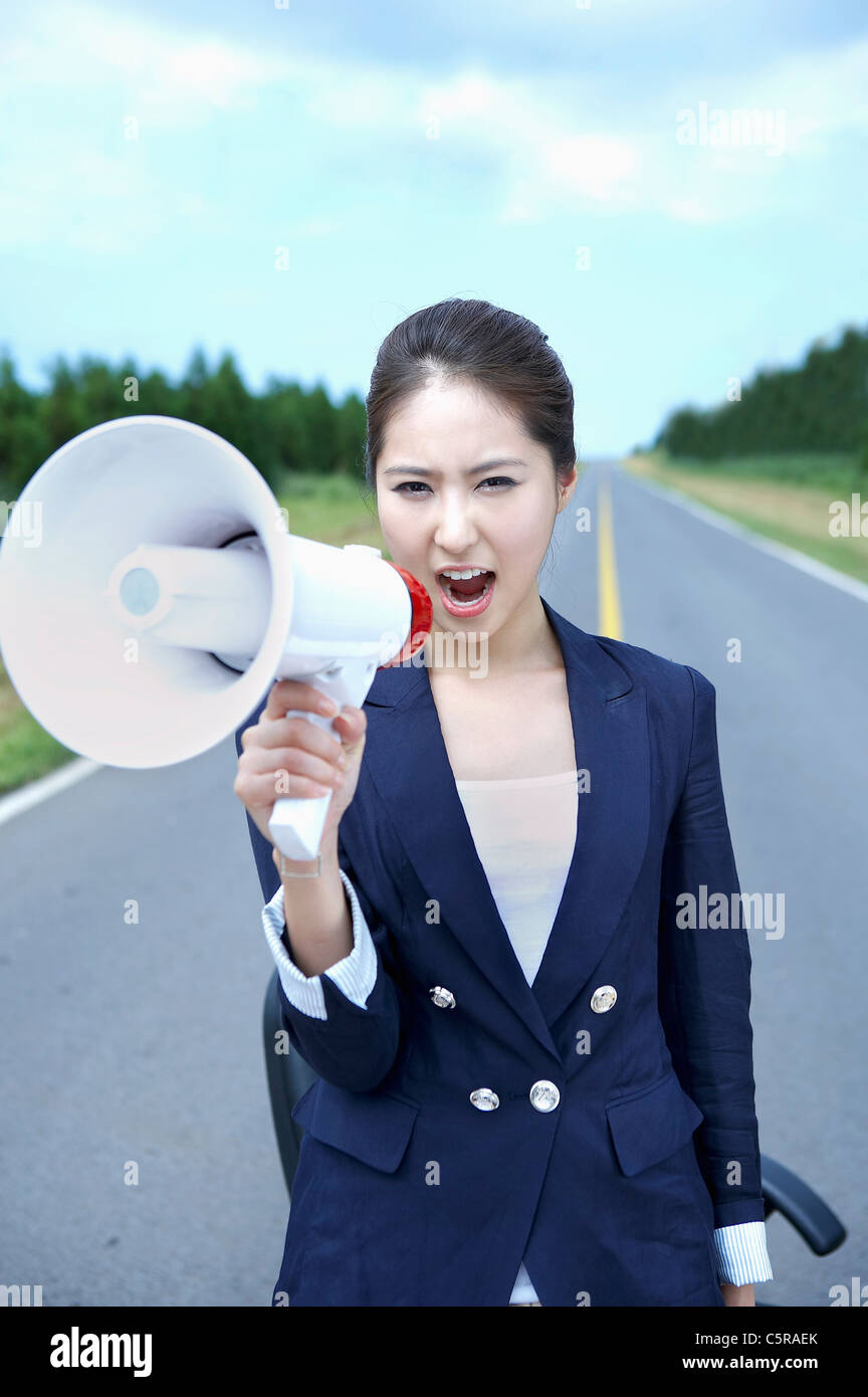 Une femme tenant un mégaphone Banque D'Images