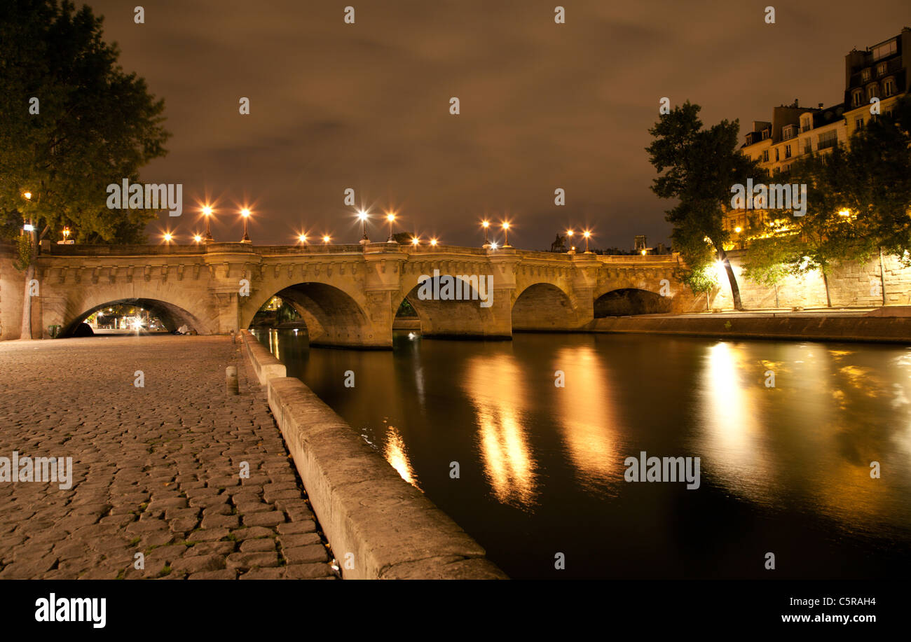 Paris - Ponte nuef riverside de nuit Banque D'Images