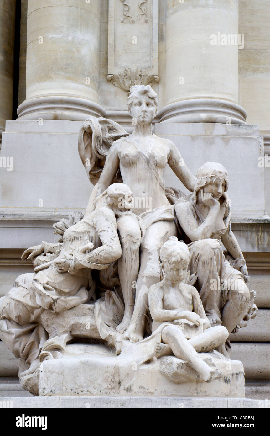 Paris - la statue de la Seine et ses affluents - façade du Grand Palais de Desire-Maurice Ferrat (1852-1904). Banque D'Images