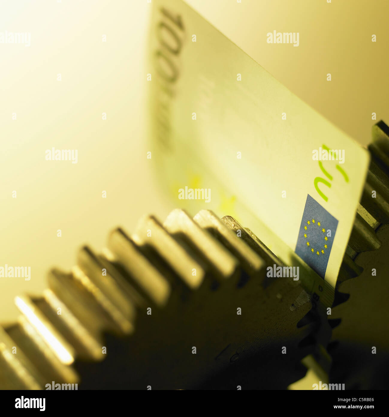 L'argent de papier entre la roue à dents de scie Banque D'Images