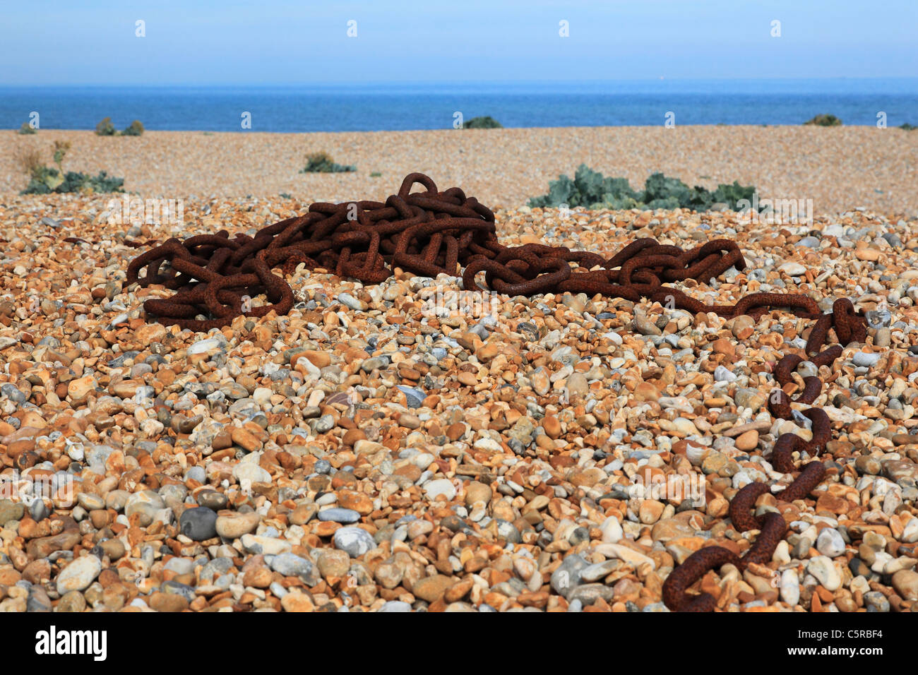 Chaîne rouillée sur la plage de Dungeness Kent England UK Banque D'Images