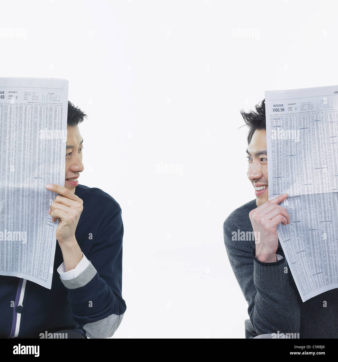 Deux hommes holding newspaper Banque D'Images