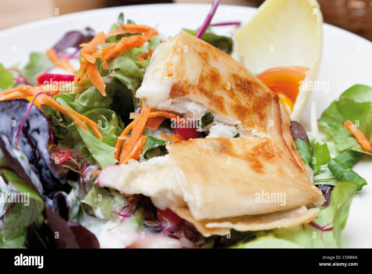 Close up au gratin de fromage de chèvre avec salade mixte Banque D'Images