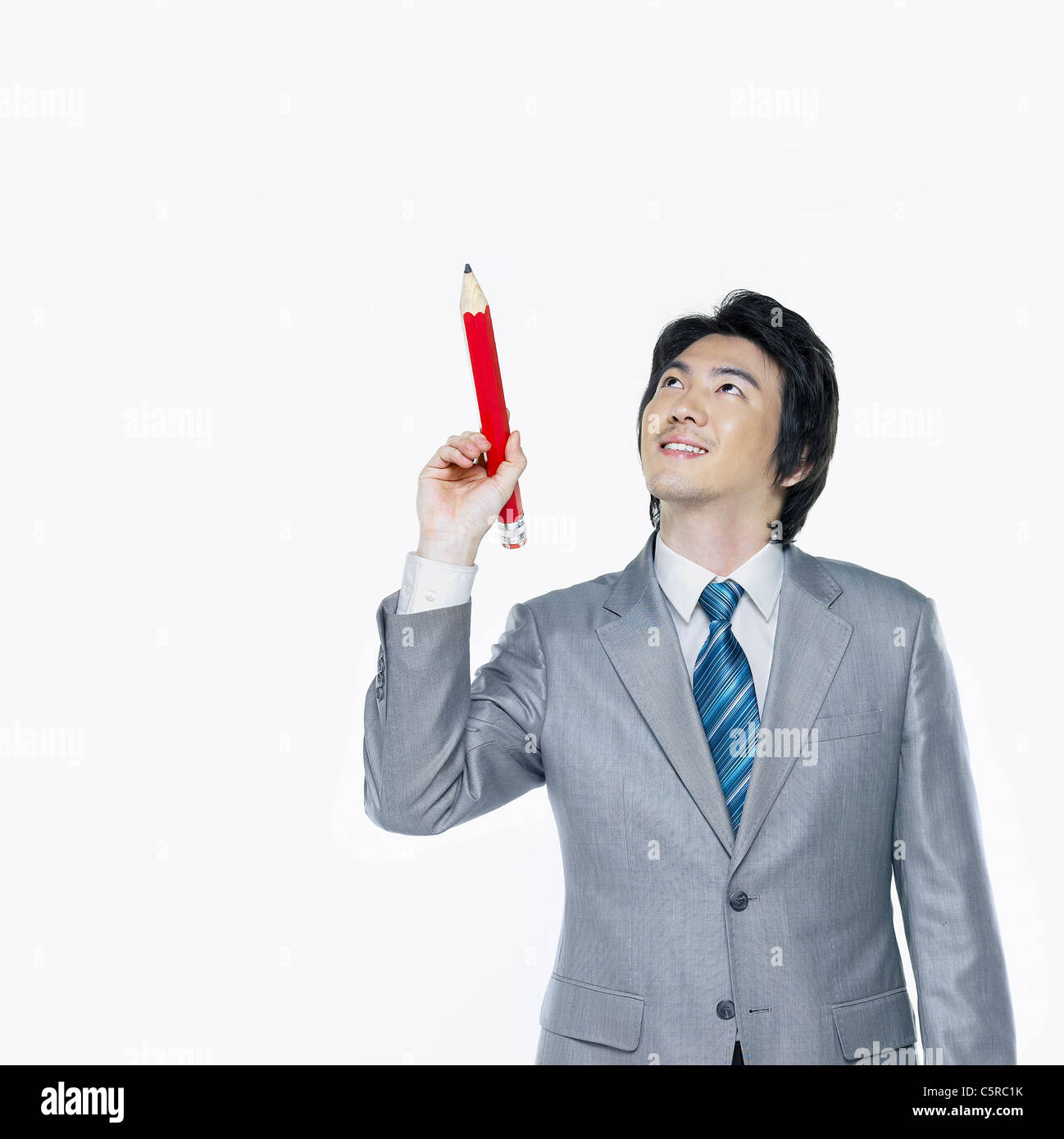 Un homme tenant un crayon rouge Banque D'Images