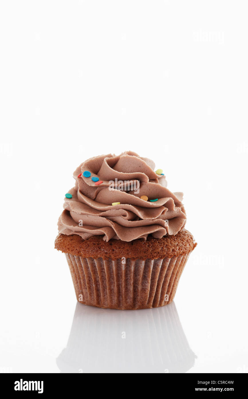 Close up de buttercream chocolate cupcake against white background Banque D'Images